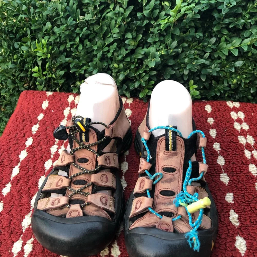 Keen Newport Men’s Brown Leather Sandals with Blue Lace Accents Size 7